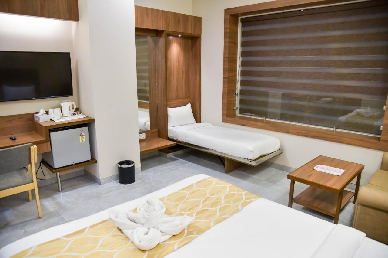 Shree Ganga SMB Hotels Ujjain Exterior foto