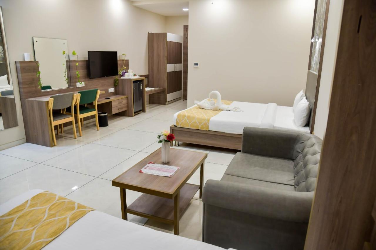 Shree Ganga SMB Hotels Ujjain Exterior foto